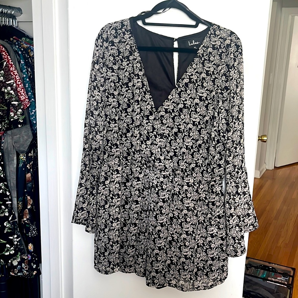 Long sleeve romper floral pockets never worn